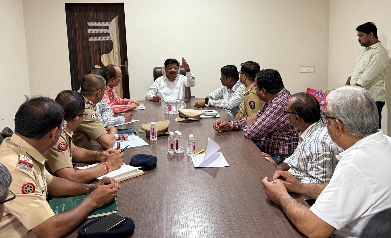 MLA Vilas Tare Takes Aggressive Stand On Mumbai-Ahmedabad Highway Traffic Jam 1 MLA Vilas Tare Takes Aggressive Stand On Mumbai-Ahmedabad Highway Traffic Jam