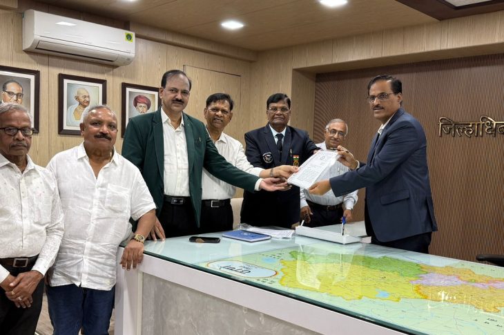 Retired Police Officers' Association Submits Memorandum to Thane Collector Over Pensioners' Rights