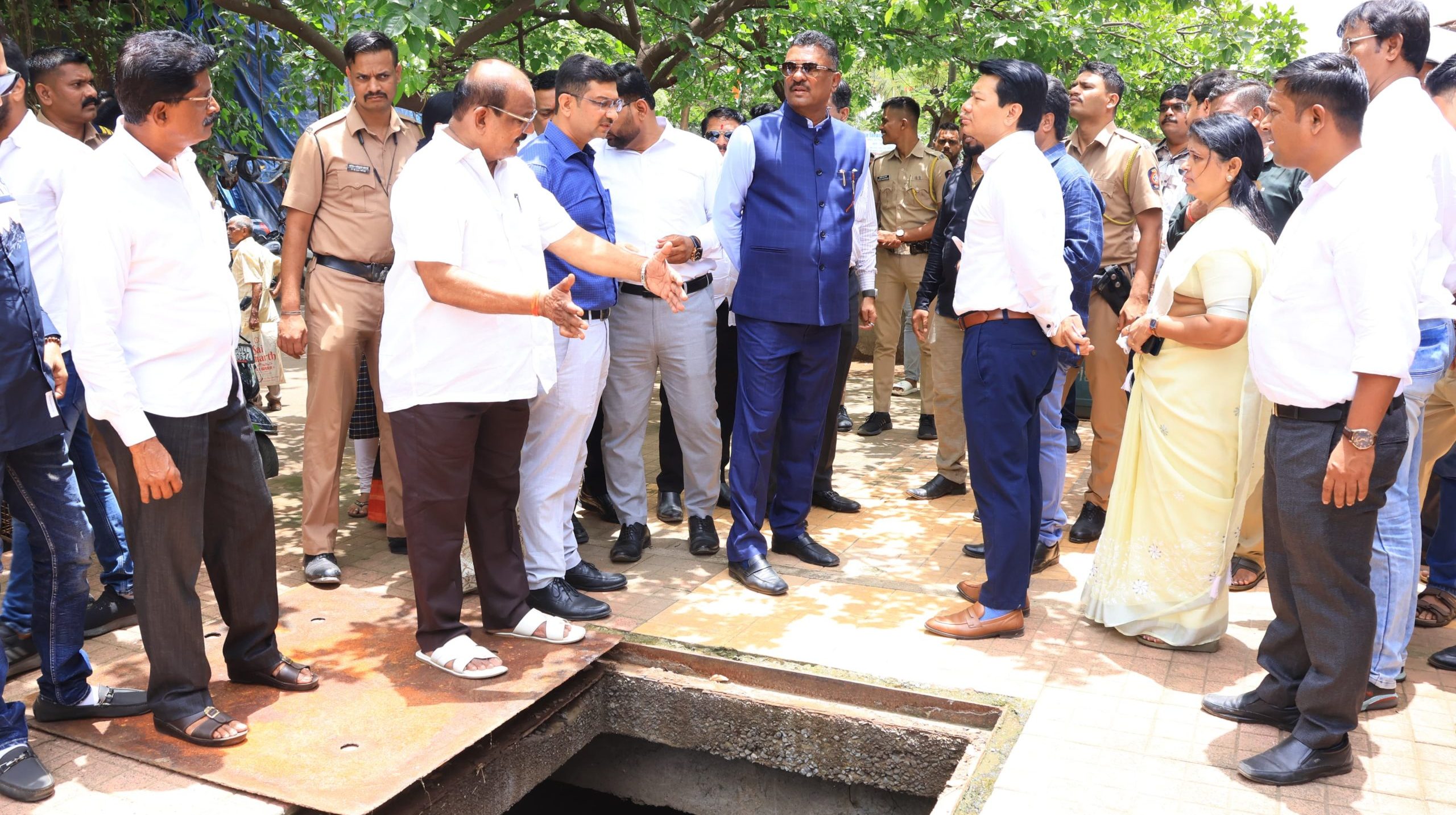 Thorough Pre-Monsoon Drain Inspection Conducted by Transport Minister Pratap Sarnaik and Commissioner Radhabinod Sharma in Mira-Bhayandar 1 Thorough Pre-Monsoon Drain Inspection Conducted by Transport Minister Pratap Sarnaik and Commissioner Radhabinod Sharma in Mira-Bhayandar