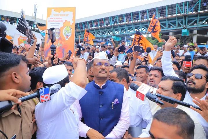 Sarnaik Joins Marathi Morcha, Ignites Rift Rumors Within BJP-Shinde Alliance Ahead of Civic Polls 1 Sarnaik Joins Marathi Morcha, Ignites Rift Rumors Within BJP-Shinde Alliance Ahead of Civic Polls