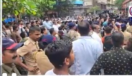 Tension Escalates in Mira Road Over Marathi Language Row; Over 100 Protesters Detained by Police 1 Tension Escalates in Mira Road Over Marathi Language Row; Over 100 Protesters Detained by Police