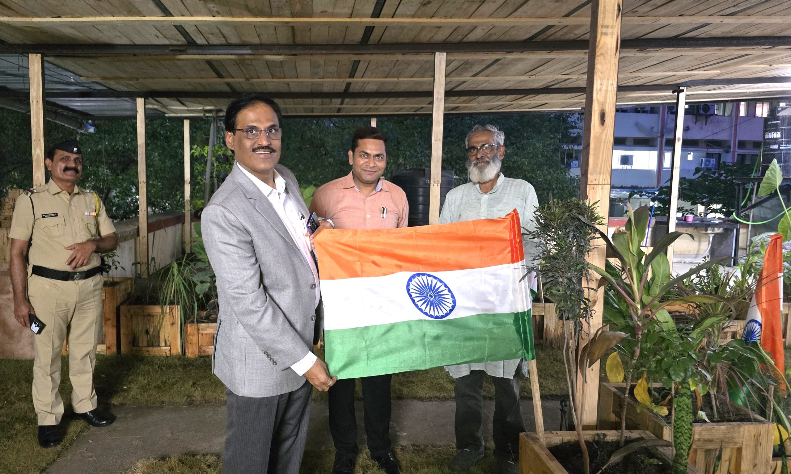 Thane Collector Visits Waste-To-Best Terrace Garden, Calls for Lifestyle Rooted in Nature 1 Thane Collector Visits Waste-To-Best Terrace Garden, Calls for Lifestyle Rooted in Nature