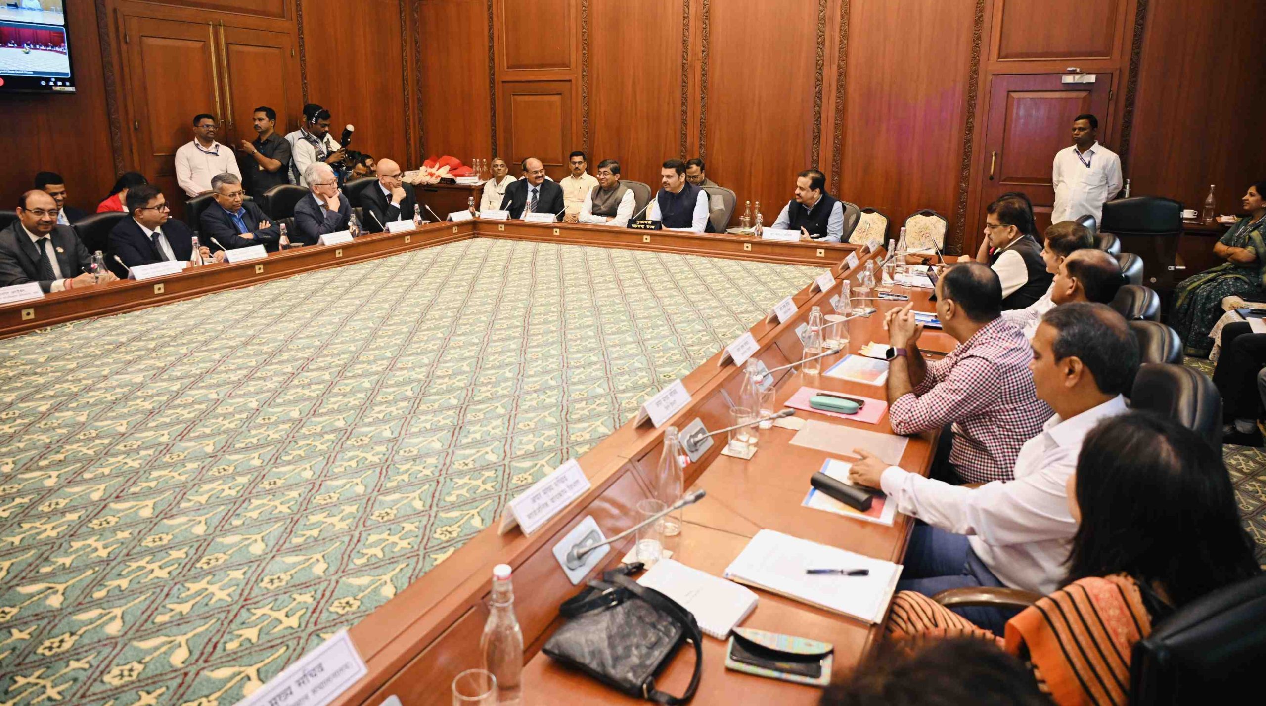 Maharashtra Accelerates March Towards $1 Trillion Economy: Fadnavis Urges AIIB Backing 1 Maharashtra Accelerates March Towards $1 Trillion Economy: Fadnavis Urges AIIB Backing