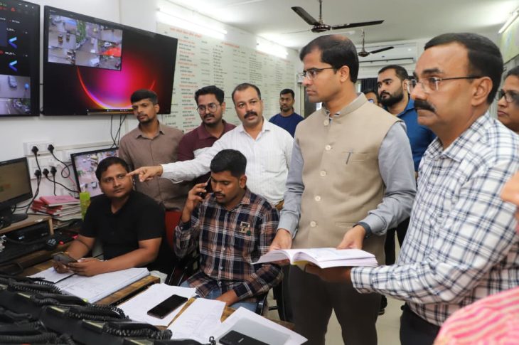 Thane Collector Inspects Disaster Management Cell Amid Heavy Rainfall Red Alert