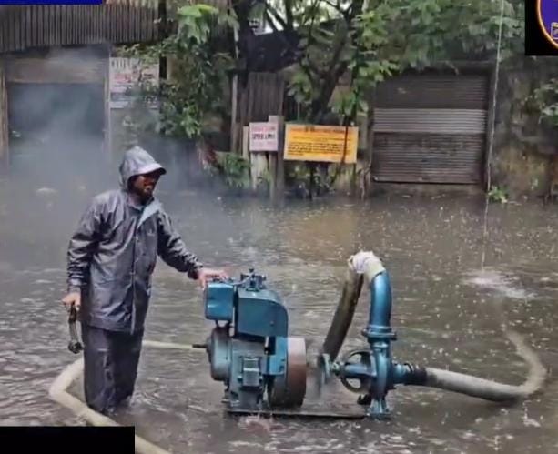 Heavy Rains Trigger Flooding In Mira-Bhayandar; Red Alert Issued 2 Heavy Rains Trigger Flooding In Mira-Bhayandar; Red Alert Issued