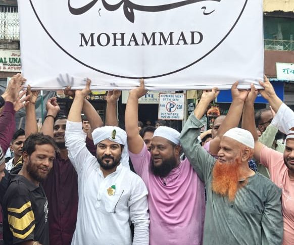 Human Chain Formed in Mira Road for "I Love Muhammad (PBUH)"