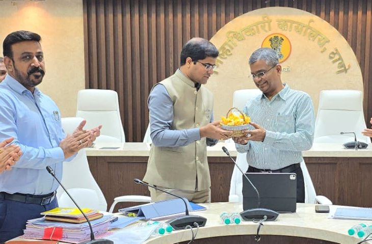Revenue Department Review Meeting Held Under ACS Vikas Kharge in Thane