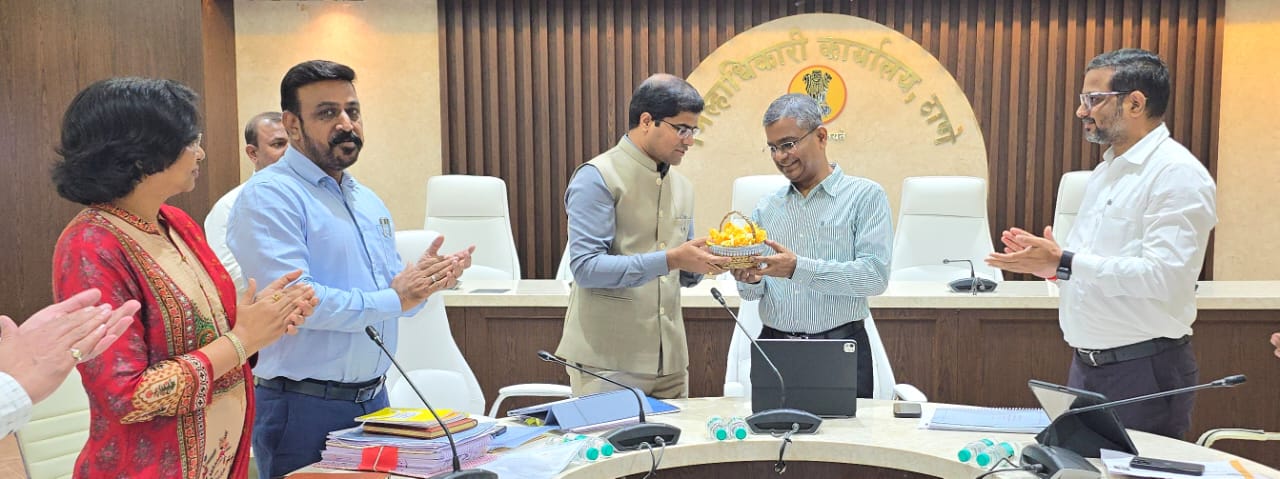 Revenue Department Review Meeting Held Under ACS Vikas Kharge in Thane